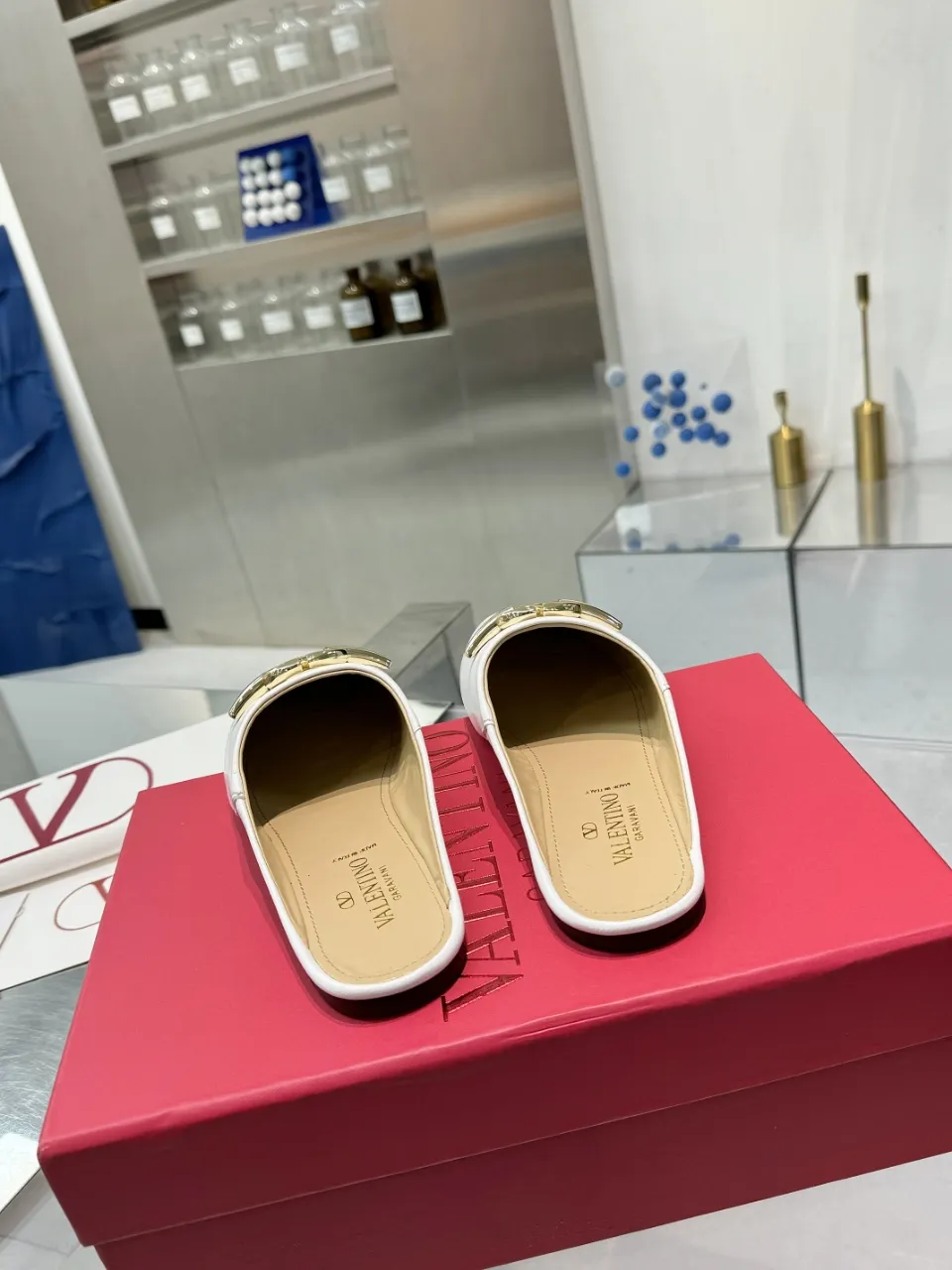 👟👟Ex-factory price 520👟👟 Valentino’s hottest new product in 2025, the new slippers are also easy to wear...😈😈😈 The latest logo buckle Perfectly combined with sexiness❤️‍🔥❤️‍🔥❤️‍🔥❤️‍🔥It is simply the pinnacle of summer fashion💖💖💖💖Original replica Outsole: Italian genuine leather outsole Heel height: Flat heel Size: 35-39 (40 41 42 customization is non-returnable and non-exchangeable)